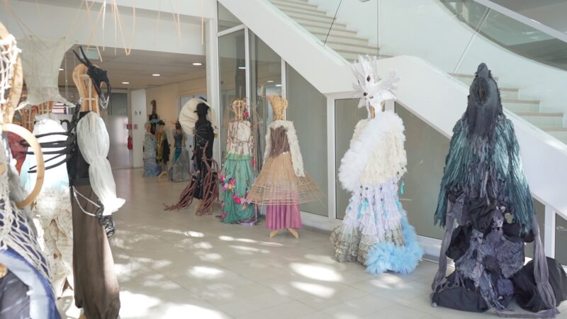 Se presentan dieños de colección de vestuarios escénicos.