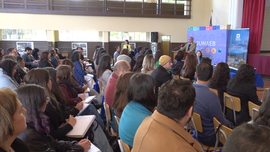 Grupo de personas sentadas en un audiorio.
