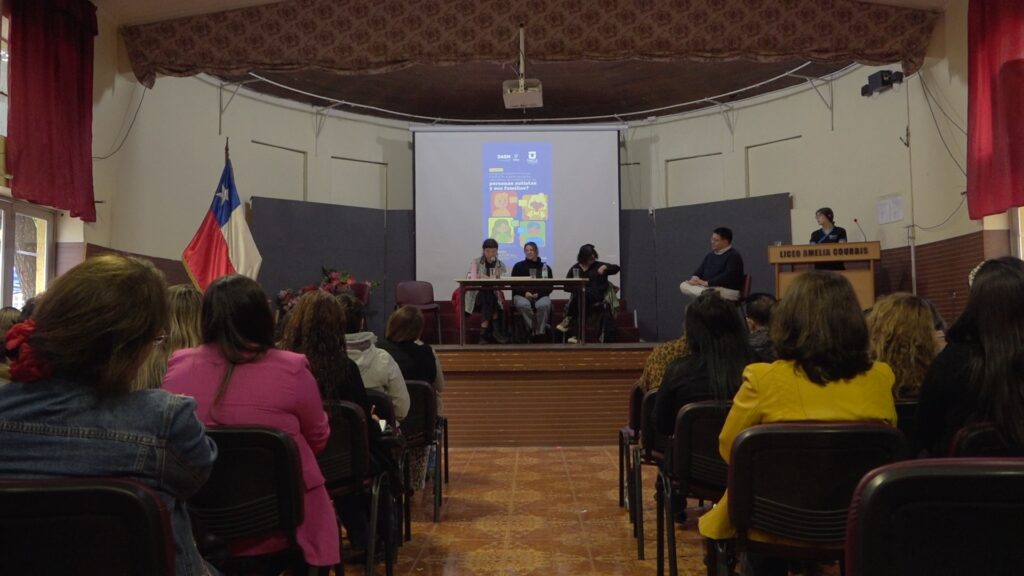 Jóvenes comparten experiencias sobre autismo en contextos educativos