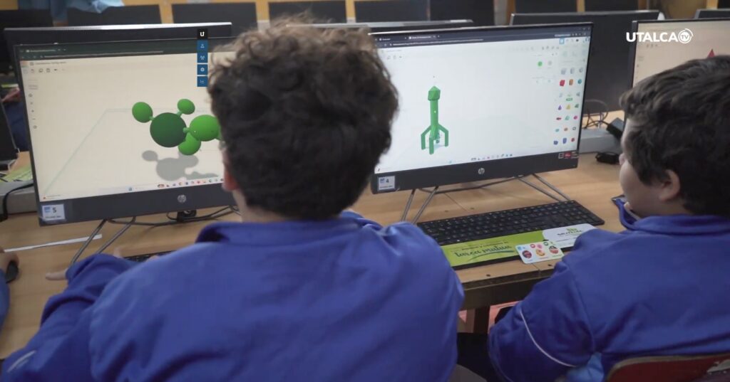 Estudiante trabaja en un computador durante una actividad educativa relacionada con el aprendizaje y uso de tecnologías digitales en el aula.