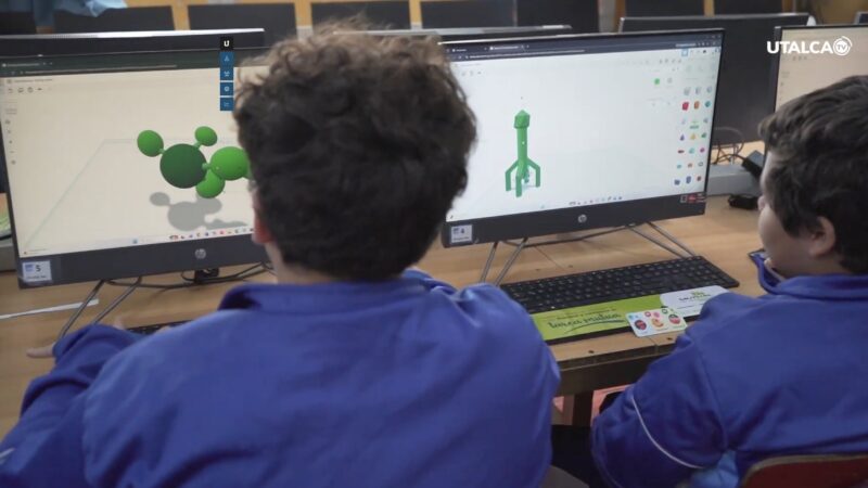 Estudiante trabaja en un computador durante una actividad educativa relacionada con el aprendizaje y uso de tecnologías digitales en el aula.