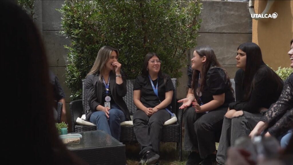 Profesionales y participantes del Programa de Acompañamiento Familiar Territorial y Prevención Focalizada Nahuen conversan durante una actividad grupal orientada a la protección y el bienestar de niñas, niños y sus familias.