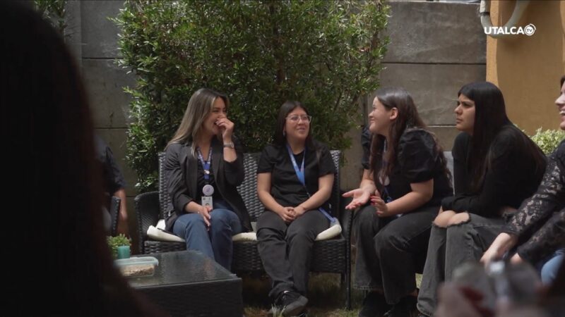 Profesionales y participantes del Programa de Acompañamiento Familiar Territorial y Prevención Focalizada Nahuen conversan durante una actividad grupal orientada a la protección y el bienestar de niñas, niños y sus familias.
