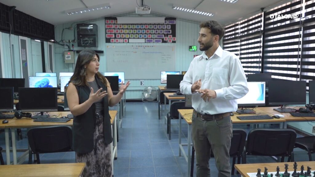 Académicos y estudiantes participan en una actividad educativa dentro de una sala de clases de la Universidad de Talca.