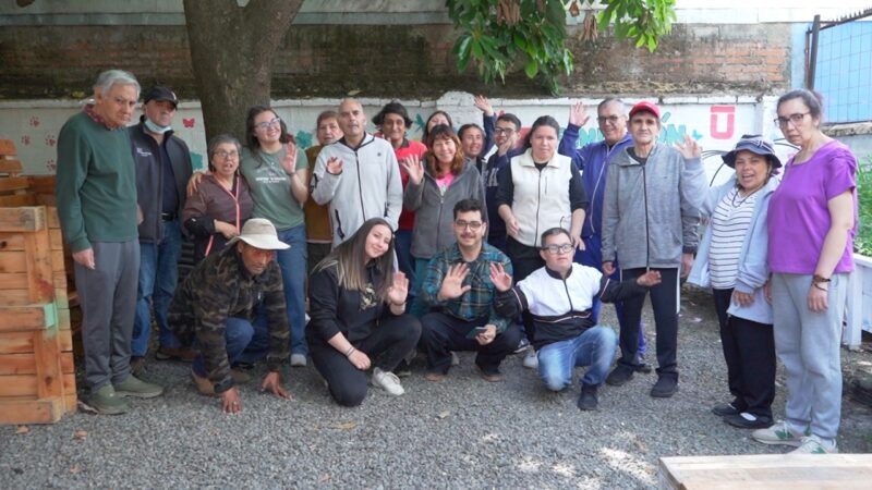 Fotografía grupal al aire libre de los participantes del programa Dejando Huellas.
